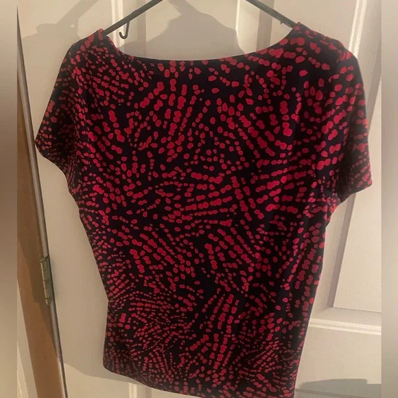 Anne Klein XLg Red Pattern on Navy, Sleeveless Cowlneck Cape-overlay Top. - Picture 4 of 10